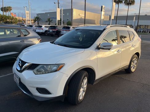 Used 2016 Nissan Rogue SV w/ SV Premium Package FWD image 2