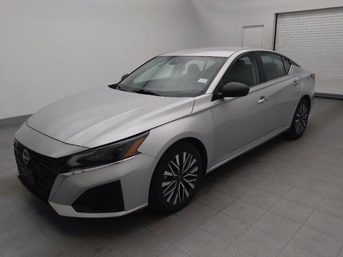 Used 2024 Nissan Altima 2.5 SV image 2