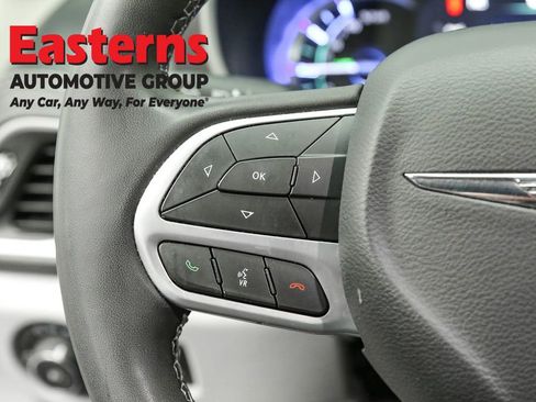 Used 2023 Chrysler Pacifica Touring-L image 15