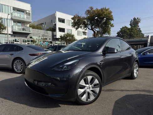 Used 2024 Tesla Model Y Long Range image 1