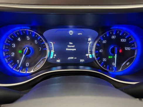 Used 2024 Chrysler Pacifica Touring-L FWD image 19
