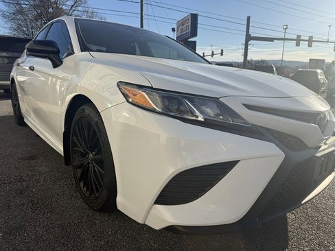 Used 2020 Toyota Camry SE image 3