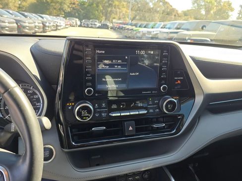 Used 2021 Toyota Highlander XLE image 21