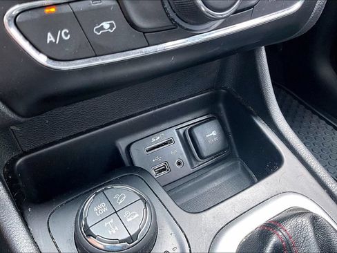 Used 2017 Jeep Cherokee Trailhawk AWD/4WD image 32