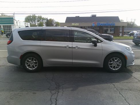 Used 2024 Chrysler Pacifica Touring-L FWD image 6