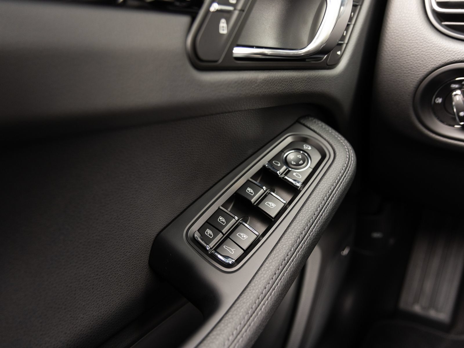 Certified 2026 Porsche Macan AWD/4WD image 21