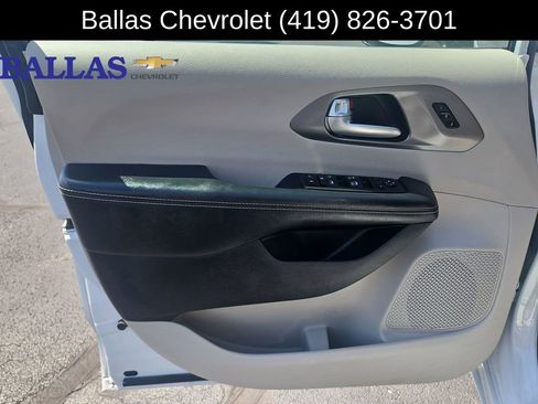 Used 2024 Chrysler Pacifica Touring-L FWD image 23