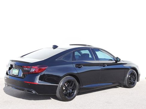 Used 2020 Honda Accord Touring image 2