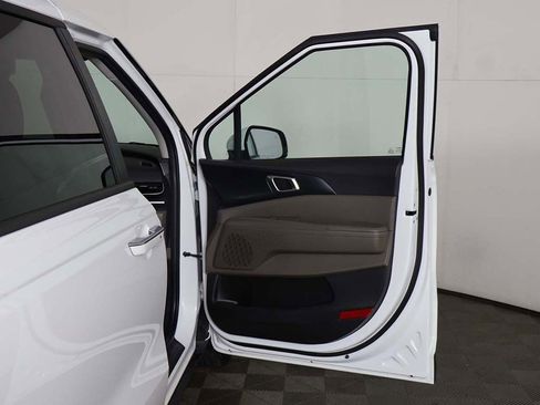 Used 2025 Kia Carnival FWD image 20