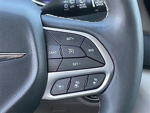 Used 2024 Chrysler Pacifica Touring-L image 13