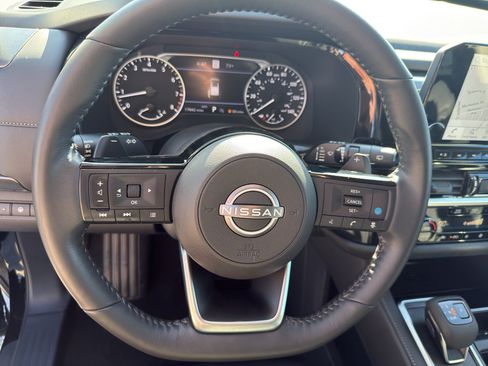 Certified 2025 Nissan Pathfinder SL image 16