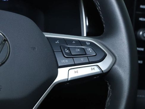 Certified 2025 Volkswagen Taos SE image 25