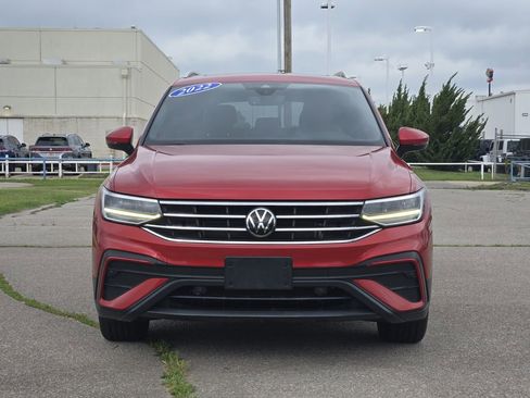 Used 2022 Volkswagen Tiguan SE w/ Panoramic Sunroof Package image 2