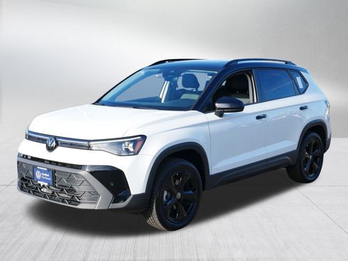 Certified 2025 Volkswagen Taos SE image 3