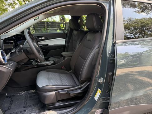 Used 2025 Chevrolet Trax LT FWD image 32