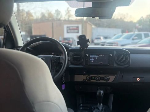 Used 2018 Toyota Tacoma SR image 33