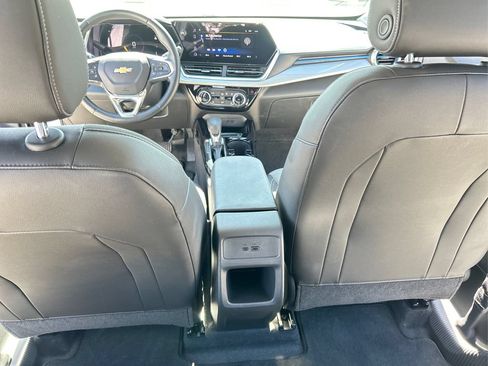 Used 2025 Chevrolet Trax LT w/ LT Convenience Package FWD image 18