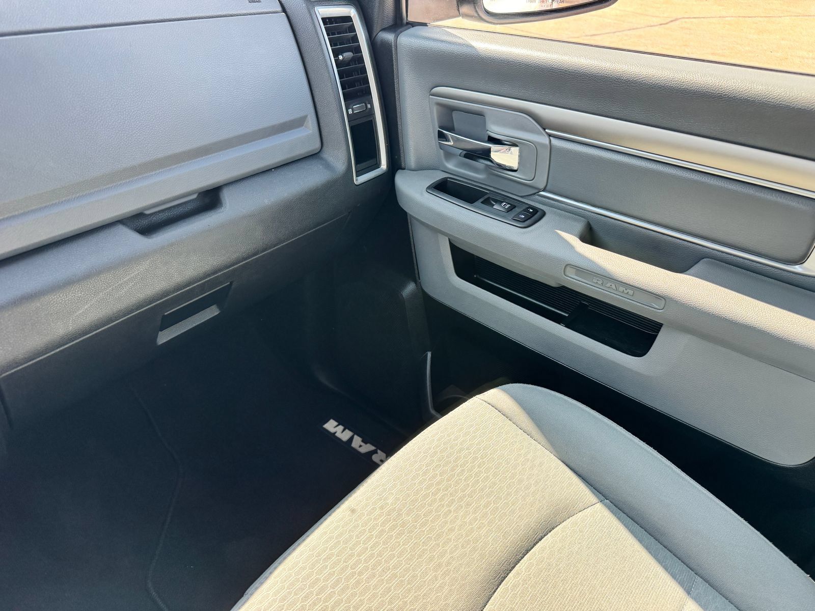 Used 2018 RAM 1500 Classic SLT AWD/4WD image 23