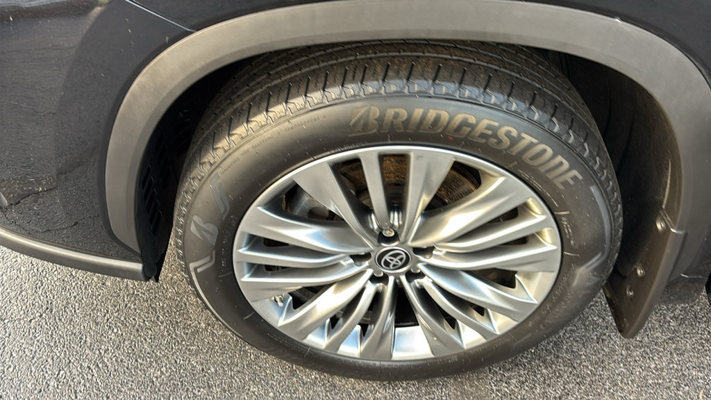Used 2024 Toyota Highlander Platinum AWD/4WD image 36