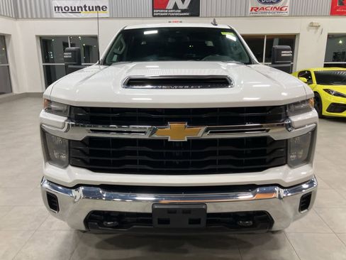 Used 2024 Chevrolet Silverado 2500 LT image 2