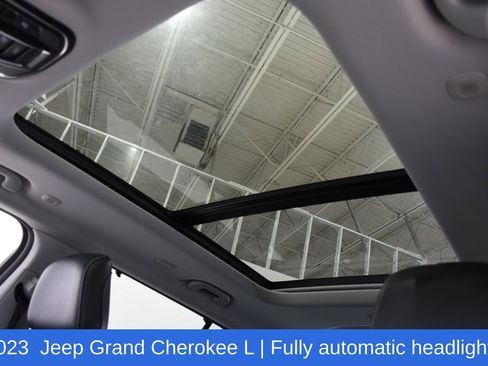 Used 2023 Jeep Grand Cherokee L Limited w/ Luxury Tech Group II AWD/4WD image 29