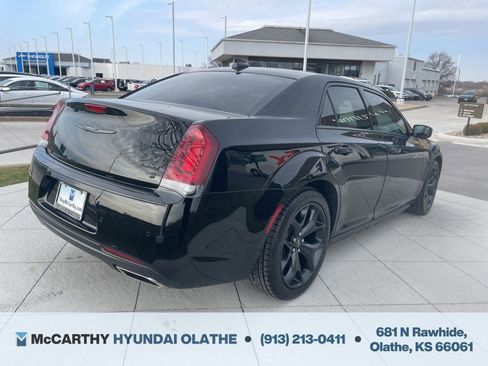 Used 2022 Chrysler 300 Touring L w/ Comfort Group RWD image 17