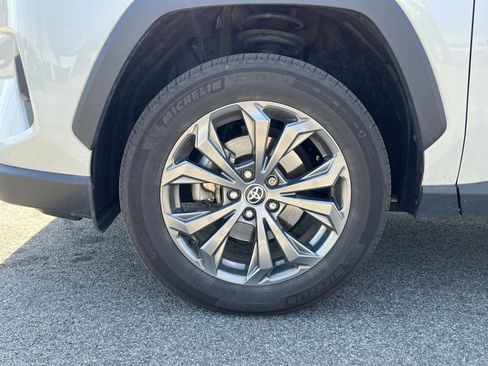 Used 2022 Toyota RAV4 XLE Premium image 12