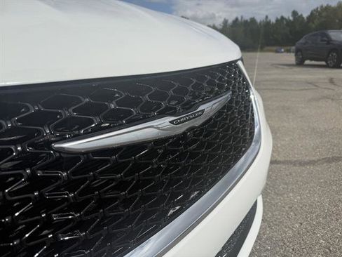 Used 2024 Chrysler Pacifica Touring-L FWD image 6
