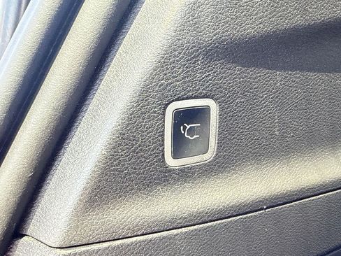 Used 2019 Chrysler Pacifica Touring-L Plus w/ Advanced Safetytec Group FWD image 17