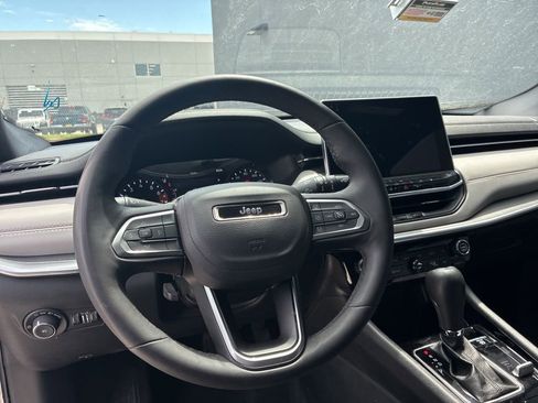 Used 2025 Jeep Compass Limited image 19