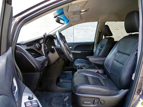 Used 2017 Toyota Sienna SE FWD image 11