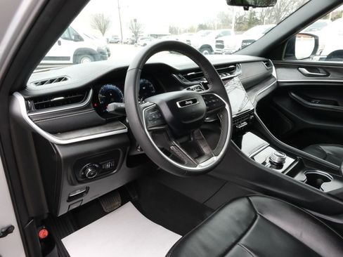 Used 2024 Jeep Grand Cherokee L Limited w/ Luxury Tech Group II AWD/4WD image 3