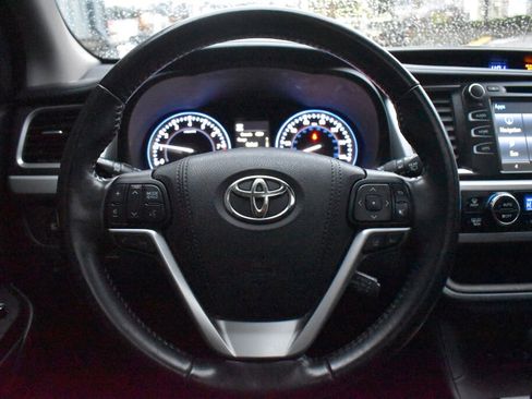 Certified 2017 Toyota Highlander SE image 9