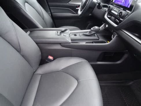 Used 2025 Toyota Grand Highlander AWD image 17