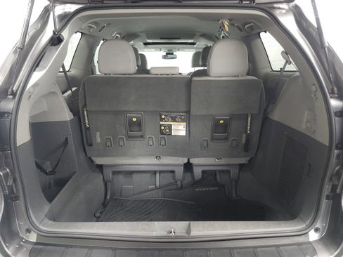 Used 2020 Toyota Sienna XLE Premium FWD image 12
