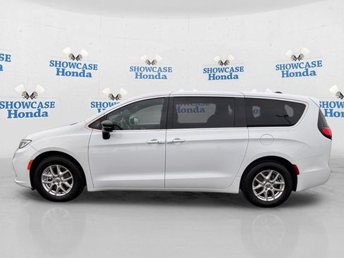 Used 2024 Chrysler Pacifica Touring FWD image 4