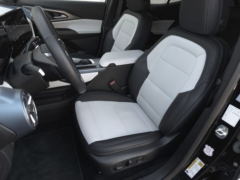 Used 2025 Chevrolet Equinox EV LT image 7