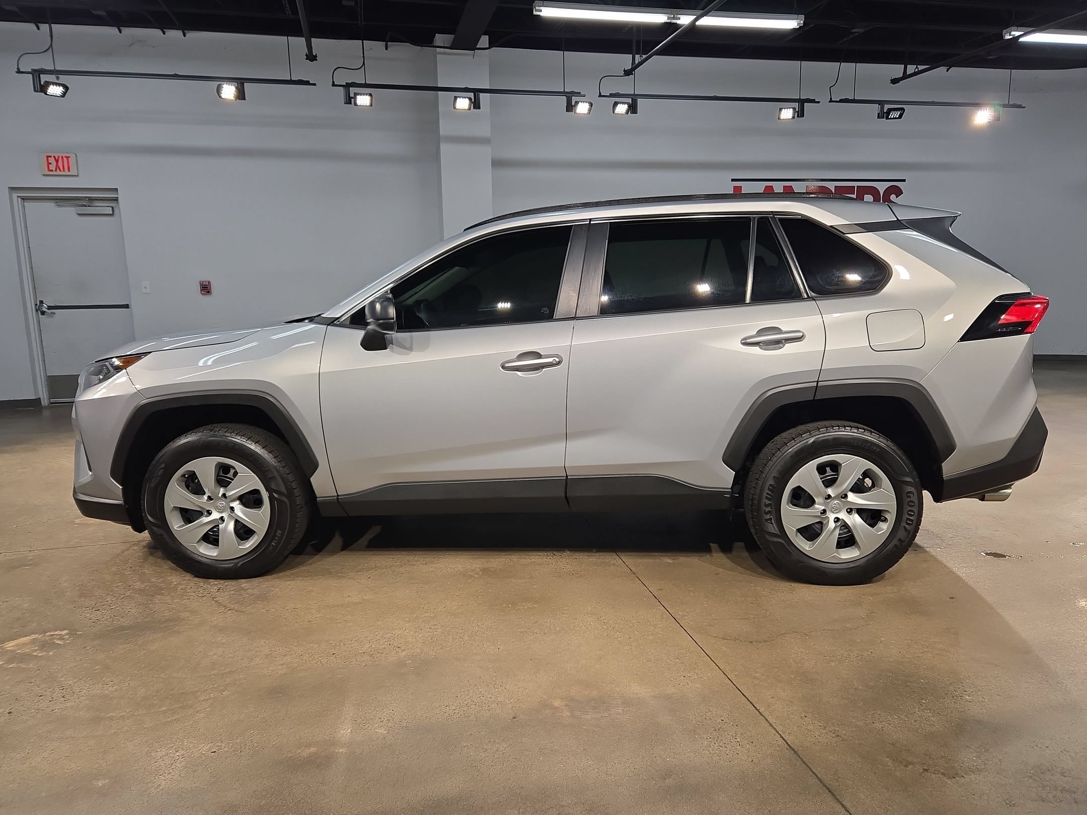 Used 2020 Toyota RAV4 LE FWD image 4