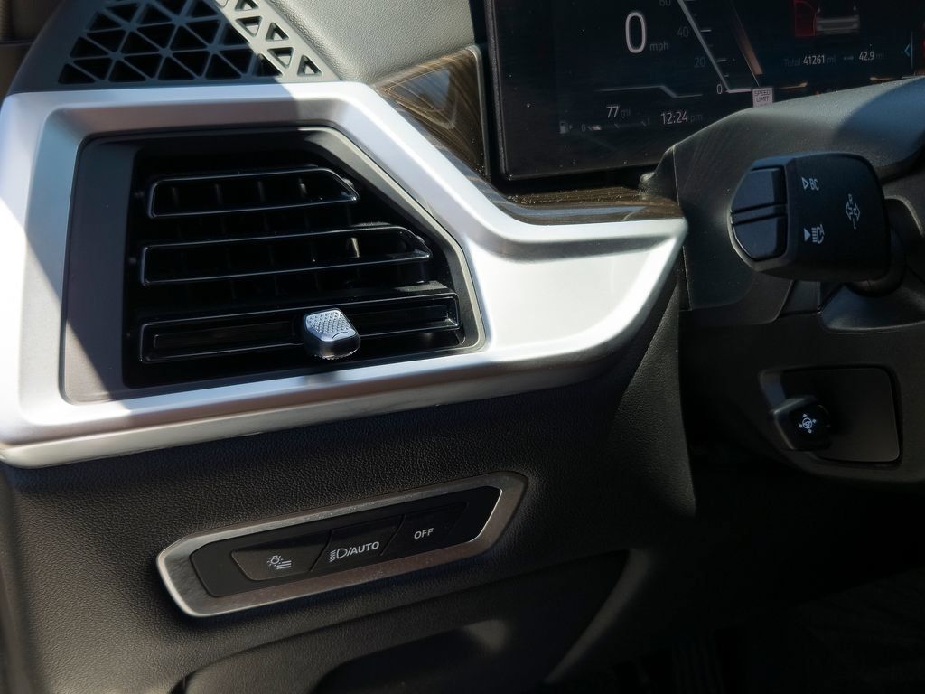 Used 2024 BMW X7 xDrive40i w/ Parking Assistance Package AWD/4WD image 16
