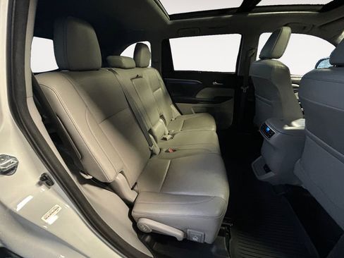 Used 2018 Toyota Highlander AWD V6 image 11