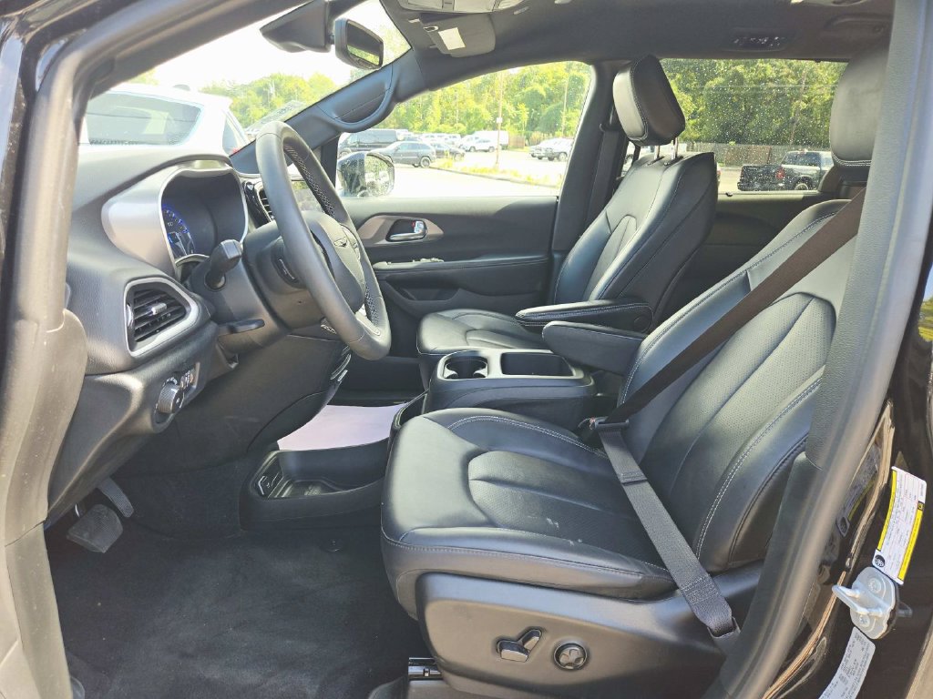Used 2025 Chrysler Pacifica Select FWD image 11