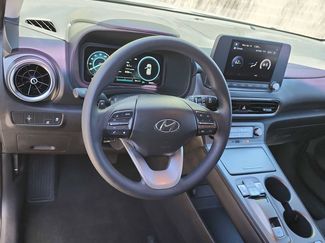 Used 2023 Hyundai Kona SE video 2