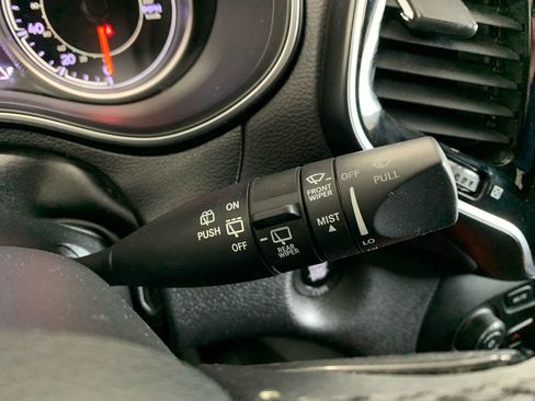 Used 2019 Jeep Cherokee Limited w/ Luxury Group AWD/4WD image 39
