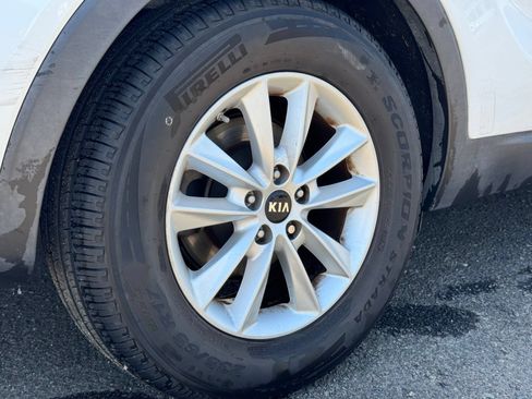 Used 2020 Kia Sorento LX FWD image 5