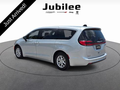 Used 2024 Chrysler Pacifica Touring-L FWD image 4