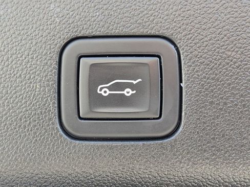 Used 2023 GMC Yukon SLT image 12