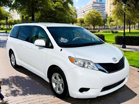 Used 2012 Toyota Sienna LE image 1