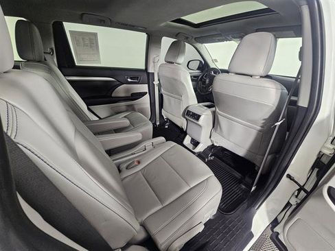 Used 2019 Toyota Highlander XLE image 20