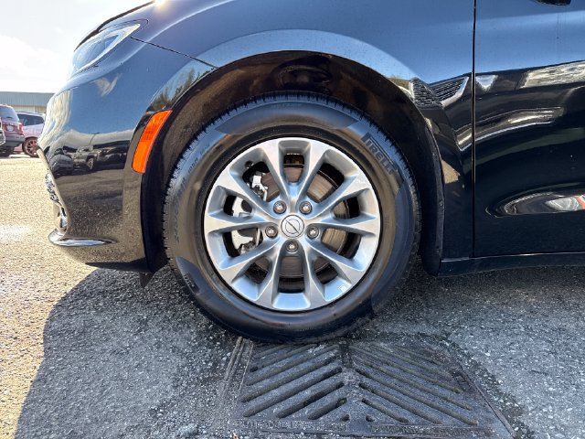 Used 2026 Chrysler Pacifica Limited FWD image 28