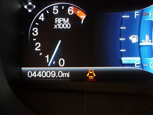 Used 2016 Ford Edge Titanium w/ Technology Package image 4